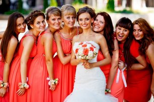 Подружки невесты в ярких коралловых платьях