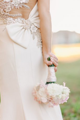 Очаровательный бантик на платье невесты