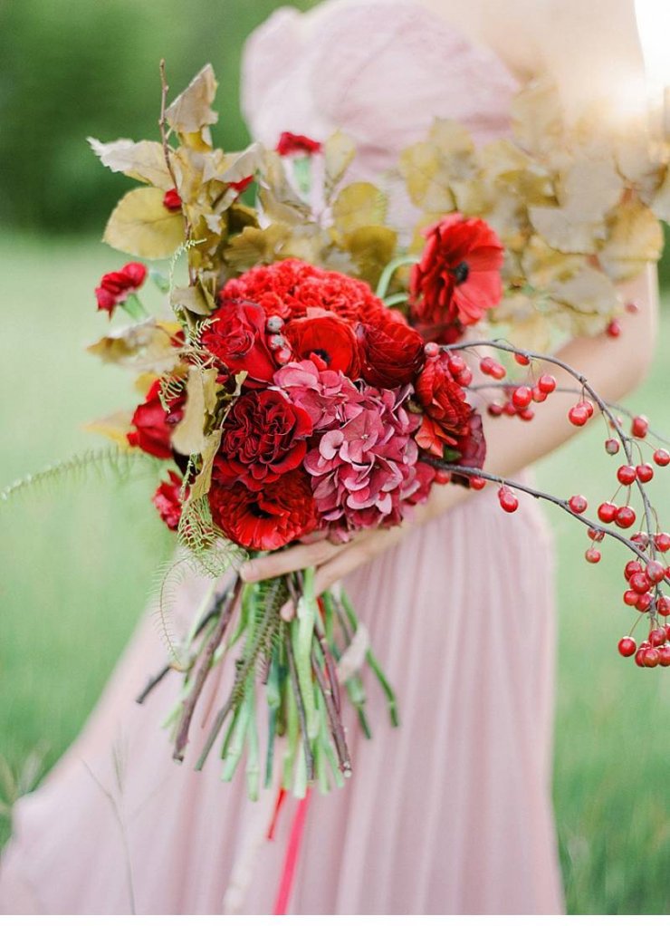 Красный букет невесты с листвой и ягодами