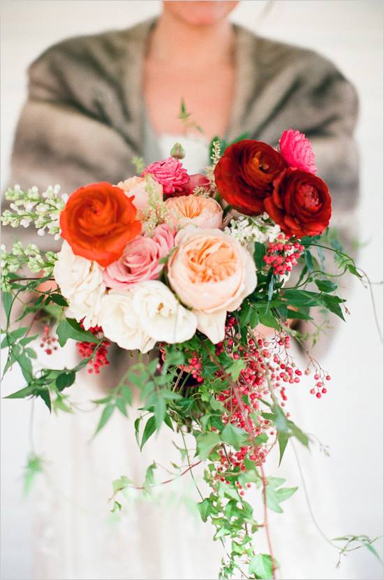 Каскадный букет невесты с розами и пионами
