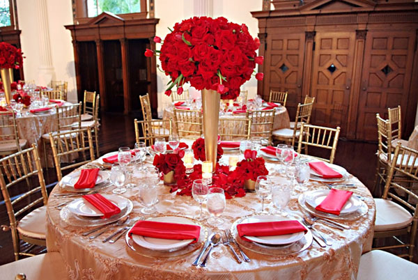 Оформление свадебного стола: одинаковый цвет роз и салфеток