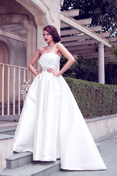 Элегантное платье невесты с украшением на поясе